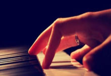 足球直播平台-世界网球队轻取西班牙网球队，西西帕斯关键制胜——老牌强队遇新生力量，谁主沉浮？