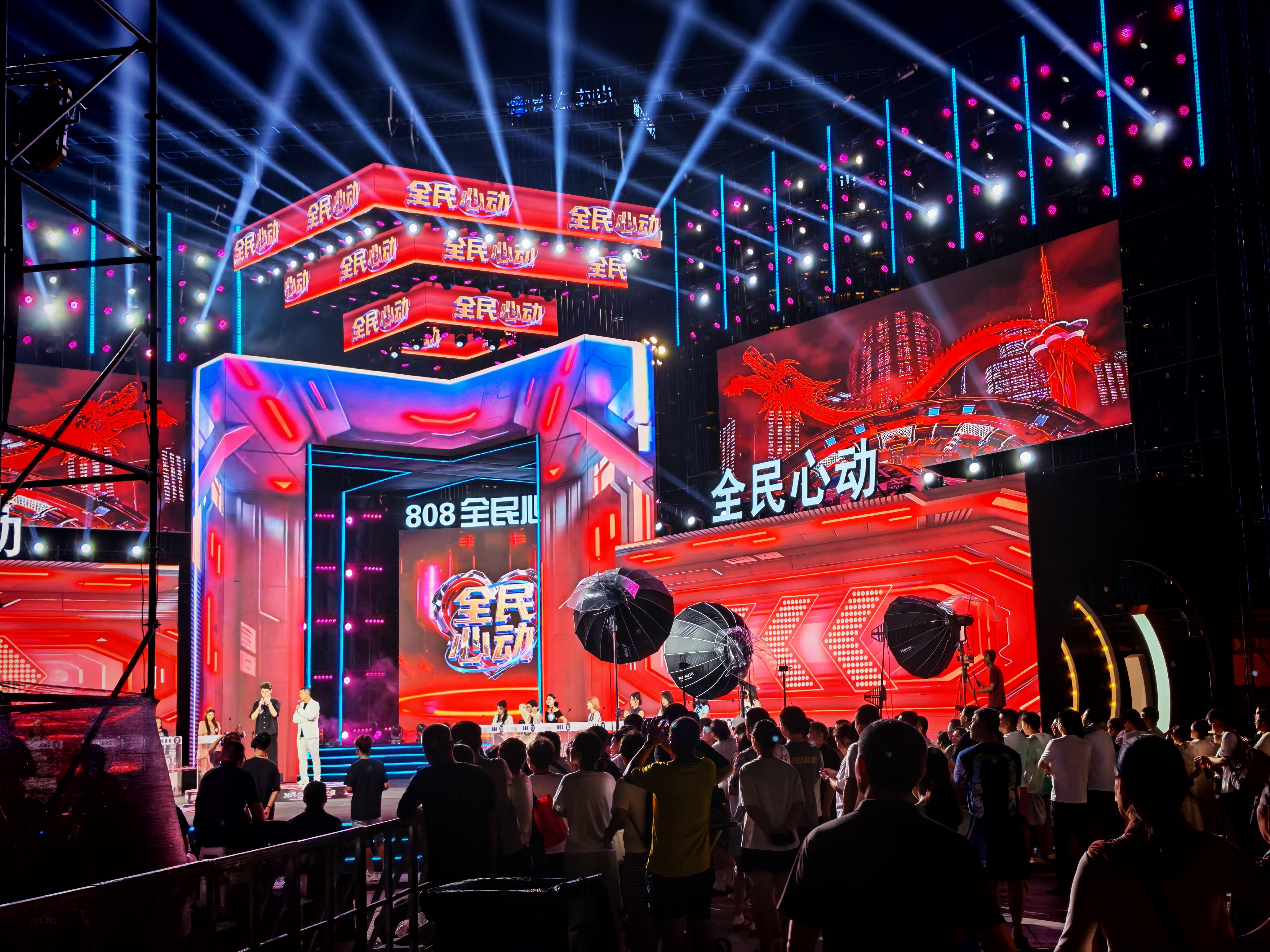 场面火爆!即时盘口观众席沸腾不已 场面火爆!即时盘口观众席沸腾不已